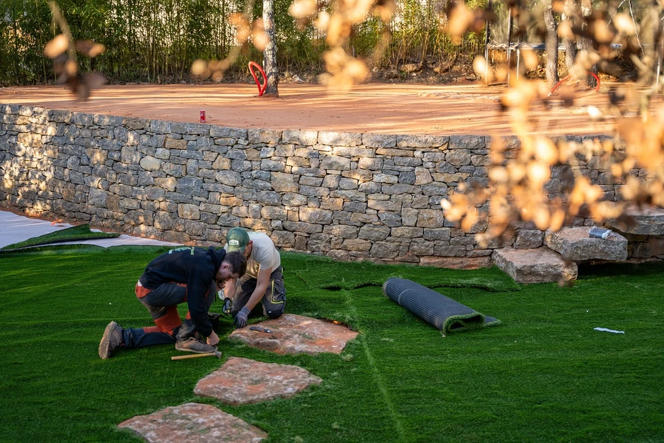 Aménagement paysager résidentiel avec mur de soutènement en blocs de béton architecturaux gris