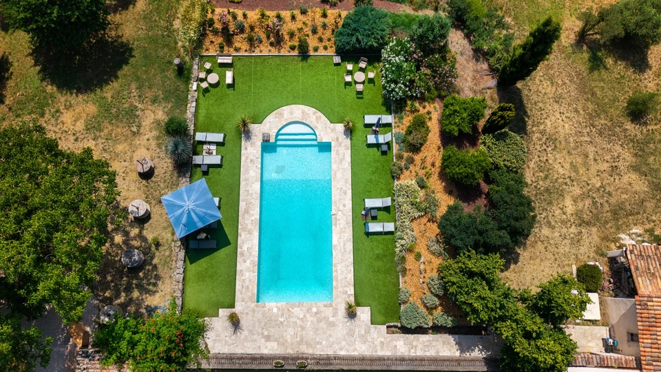 Piscine extérieure avec spa intégré dans un environnement résidentiel privé