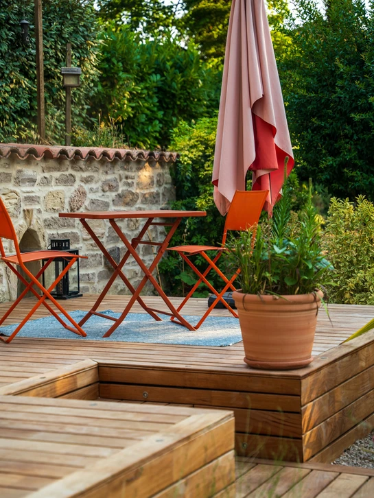 Terrasse extérieure avec plancher en bois exotique à lames étroites, structure surélevée sur lambourdes