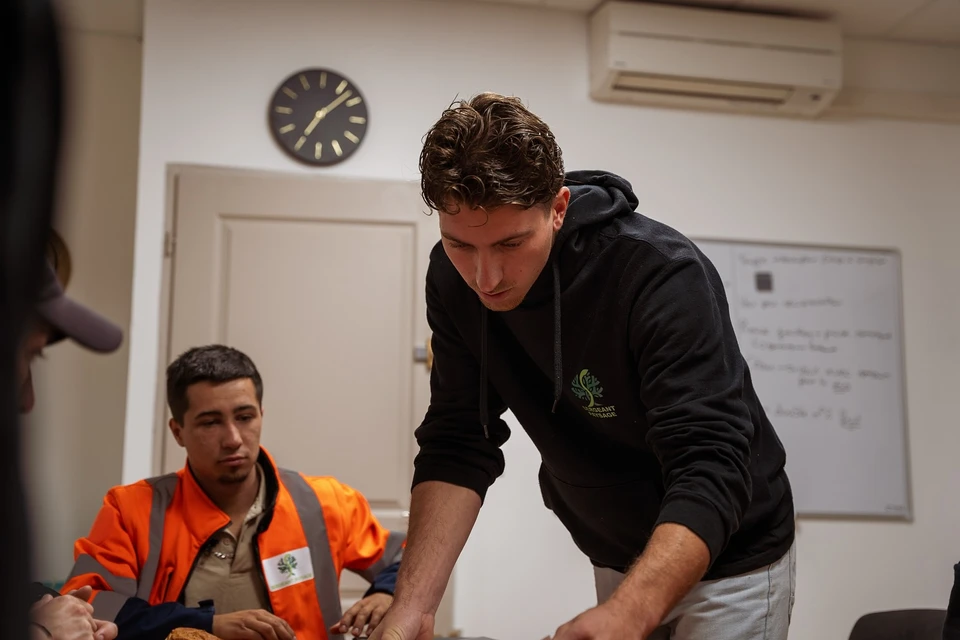 Terrasse extérieure en construction avec planches de bois naturel posées sur solives