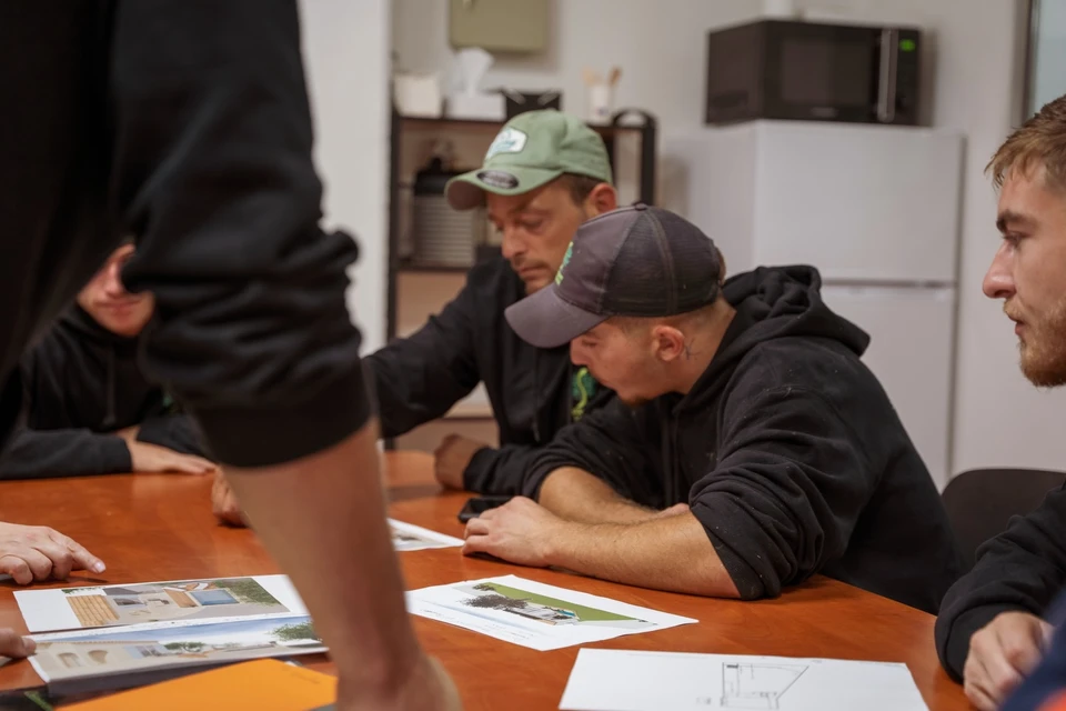 Intérieur moderne avec végétation abondante