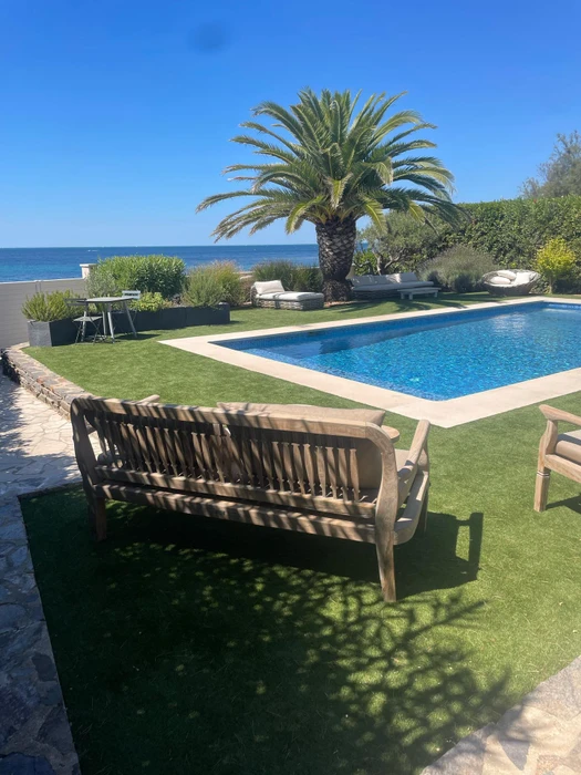 Jardin paysager contemporain extérieur, terrasse en bois composite avec banc métal anthracite et poteau central