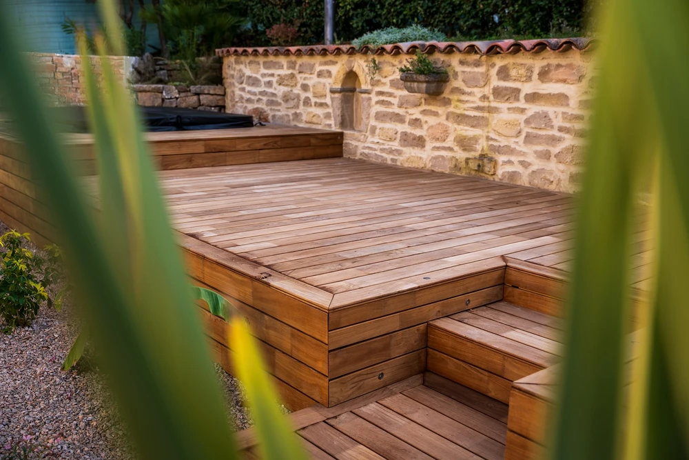 Ouvrier en chantier extérieur étalant du béton frais sur une dalle armée