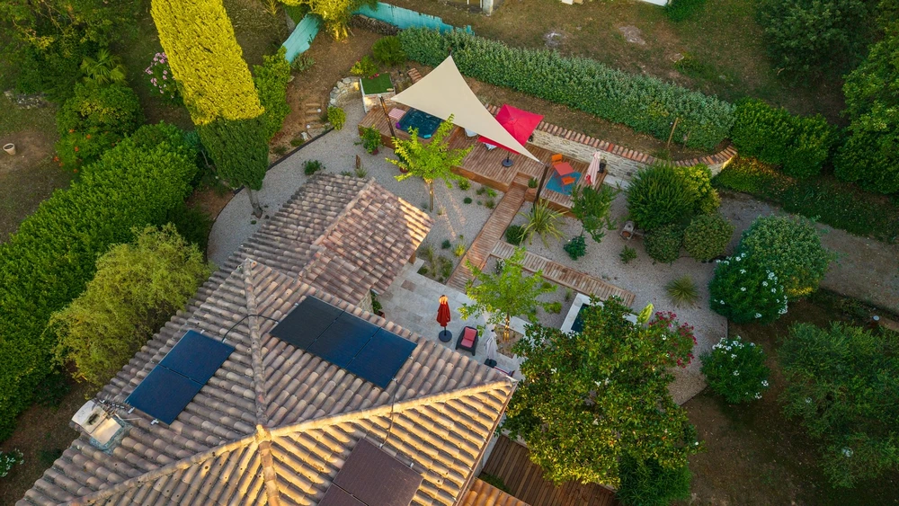 Jardin extérieur moderne avec terrasse en dalles de pierre naturelle grise, mur de soutènement en pierres plates stratifiées