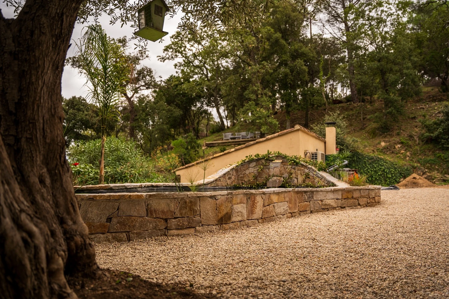 Jardin contemporain en terrasses avec escaliers en pierre naturelle grise