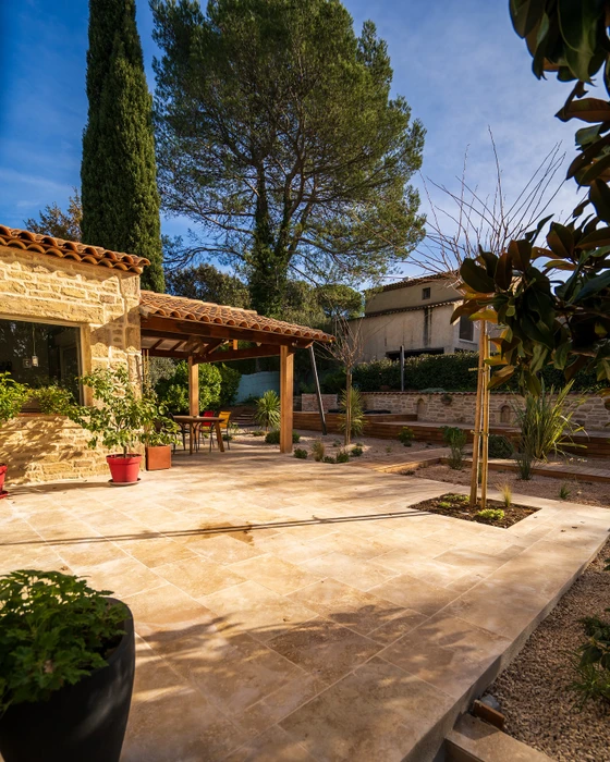 Mur de clôture extérieur en pierres naturelles apparentes, tons ocre et beige
