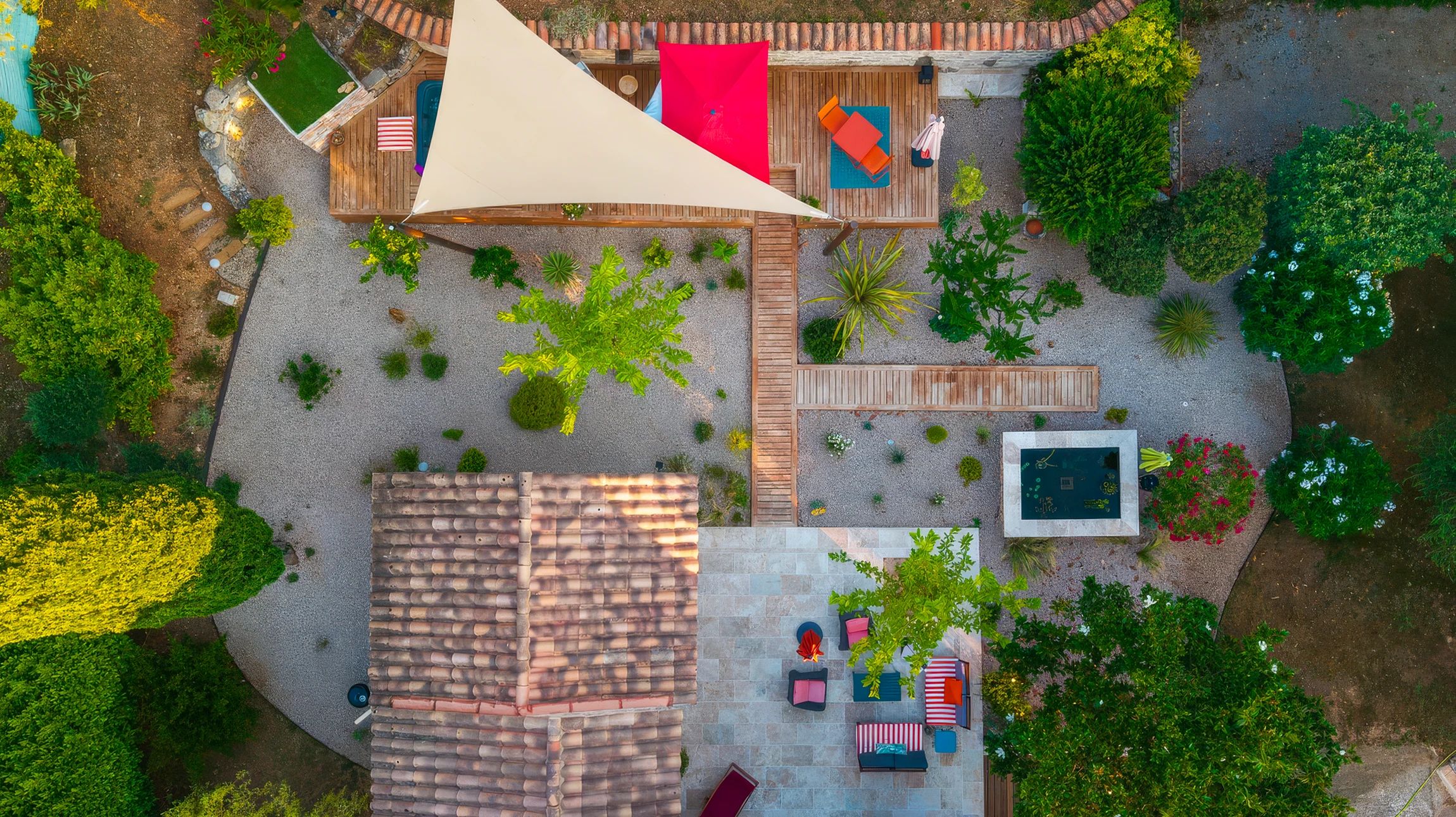 Jardin contemporain en terrasses avec escaliers en pierre naturelle grise